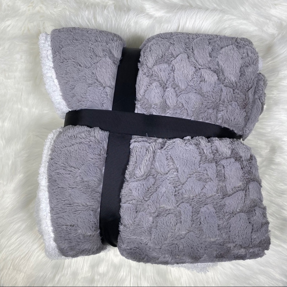 ⭐️SALE⭐️The Grey Giraffe Micromink Sherpa - Picture 2 of 3